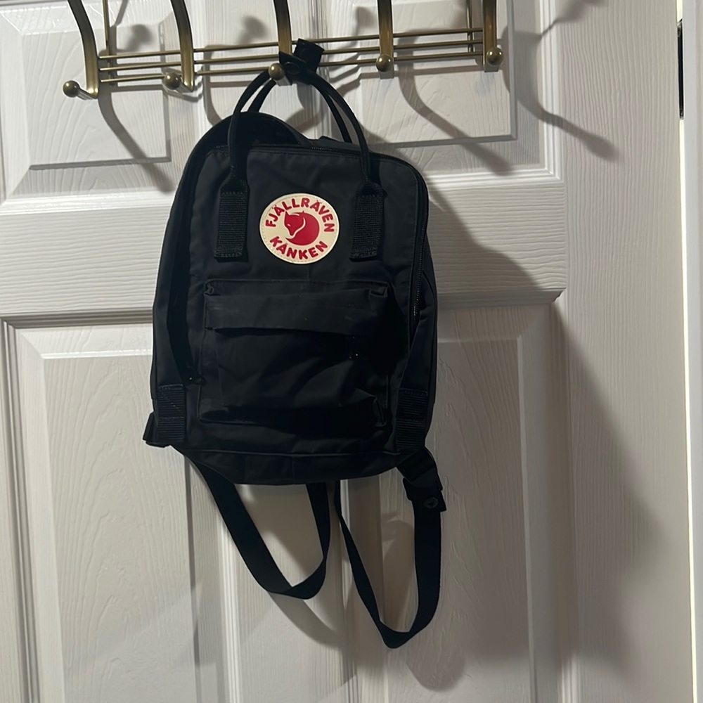 Black kanken mini with seat pad